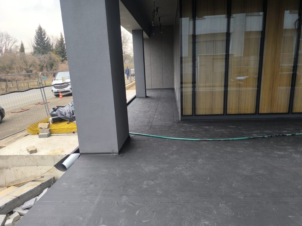 Wykonanie pokrycia tarasu w technologii membrany EPDM o powierzchni 300 m2